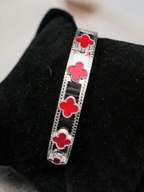 RED CLOVER BANGLE CUFF BRCELET STAINLESS STEEL SIZE 5.5 - 6